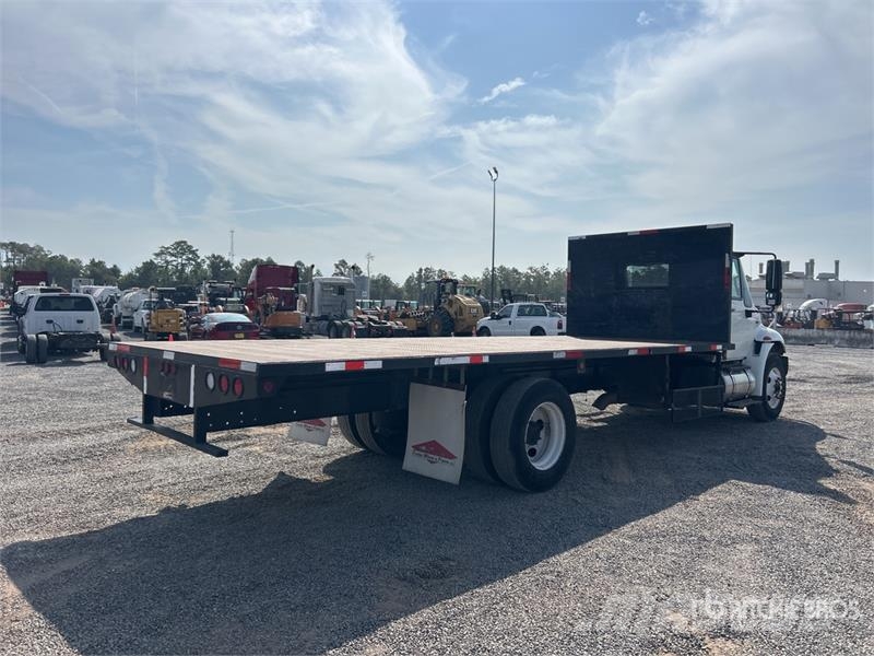 International MA025 4x2 Flatbed Truck Platformas/izkraušana no sāniem