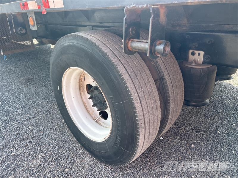 International MA025 4x2 Flatbed Truck Platformas/izkraušana no sāniem