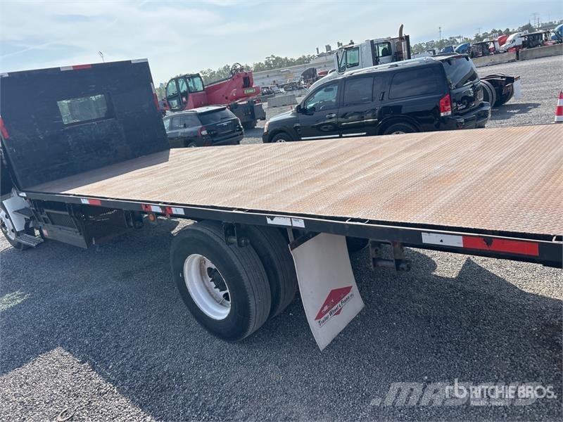 International MA025 4x2 Flatbed Truck Platformas/izkraušana no sāniem