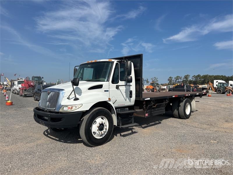 International MA025 4x2 Flatbed Truck Platformas/izkraušana no sāniem