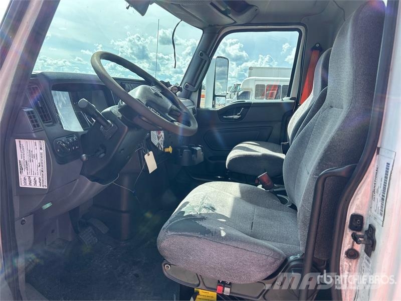 International MV 607 4x2 Van Truck Fast kasse