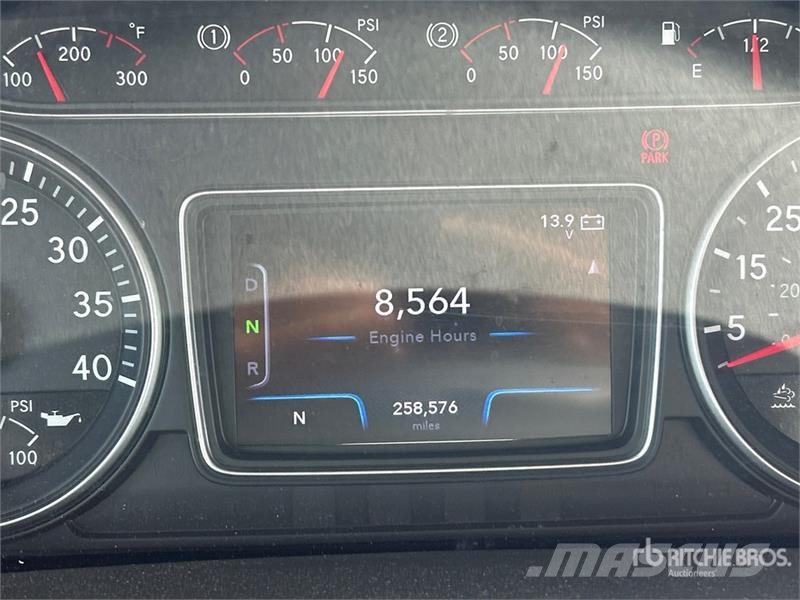 International MV 607 4x2 Van Truck Fast kasse