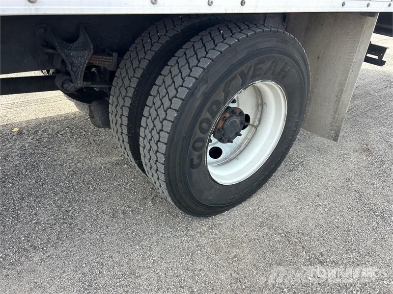 International MV 607 4x2 Van Truck Fast kasse