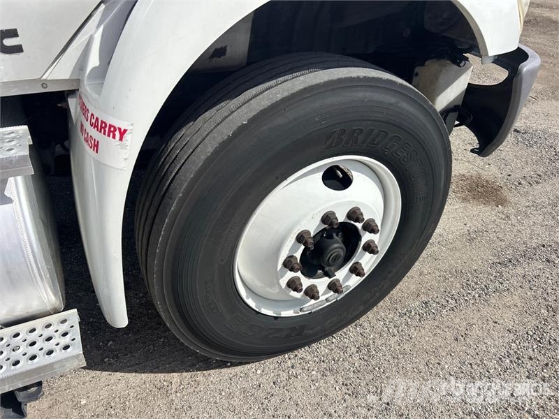 International MV 607 4x2 Van Truck Fast kasse