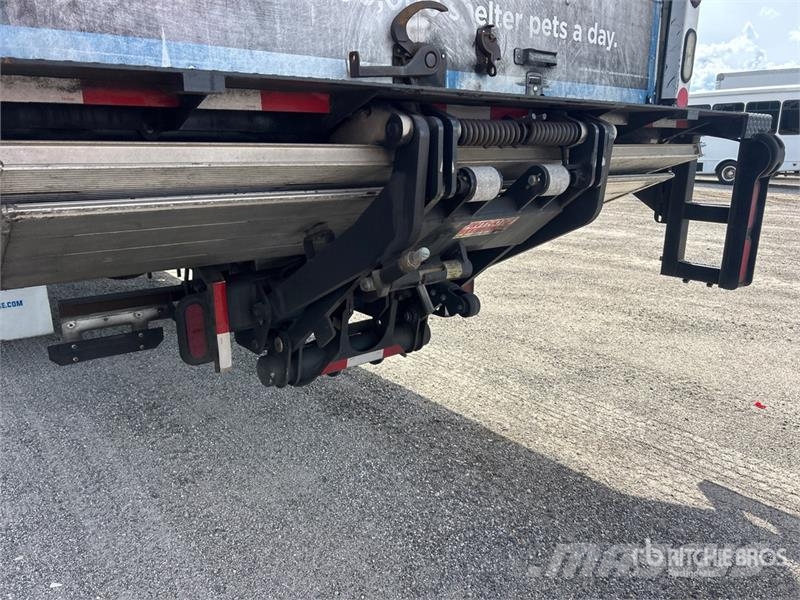 International MV 607 4x2 Van Truck Fast kasse