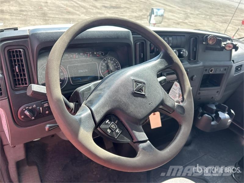 International MV 607 4x2 Van Truck Fast kasse
