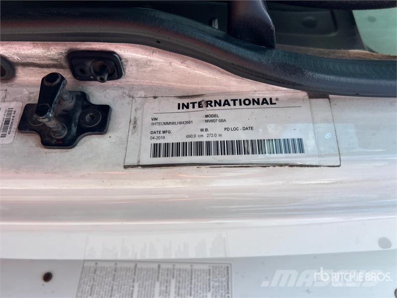 International MV 607 4x2 Van Truck Fast kasse