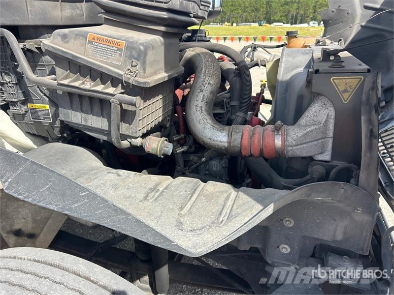 International MV 607 4x2 Van Truck Fast kasse
