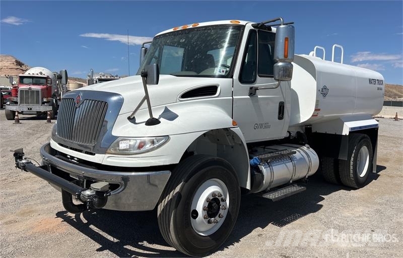 International MV607 2000 gal Water Truck Ūdens mašīnas