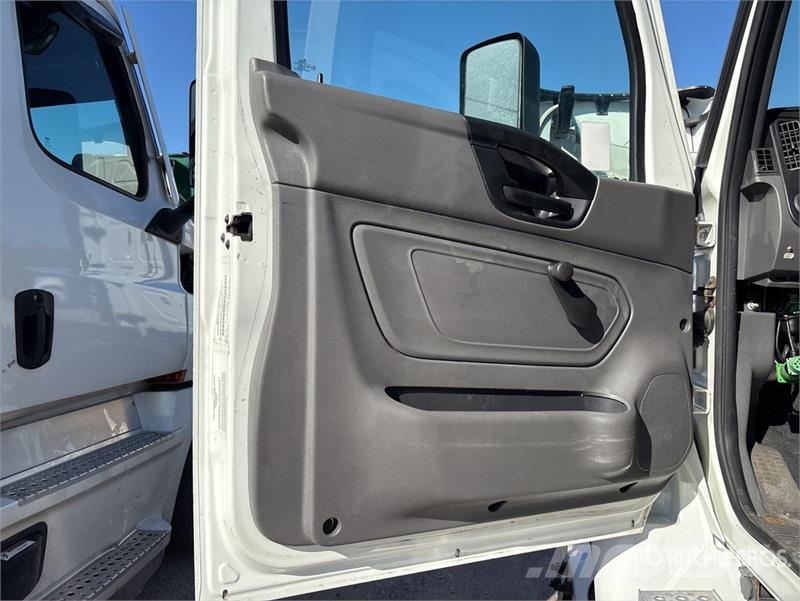 International MV607 2000 gal 4x2 Water Truck 水車