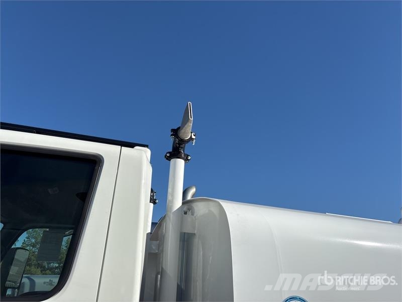 International MV607 2000 gal 4x2 Water Truck 水車
