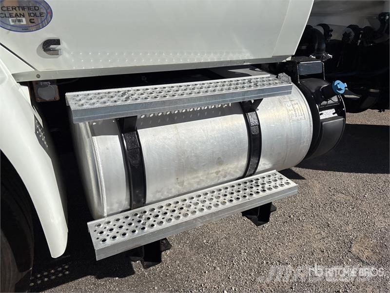 International MV607 2000 gal 4x2 Water Truck 水車