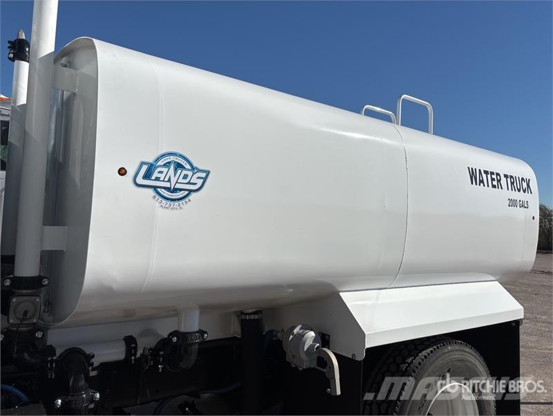 International MV607 2000 gal 4x2 Water Truck 水車