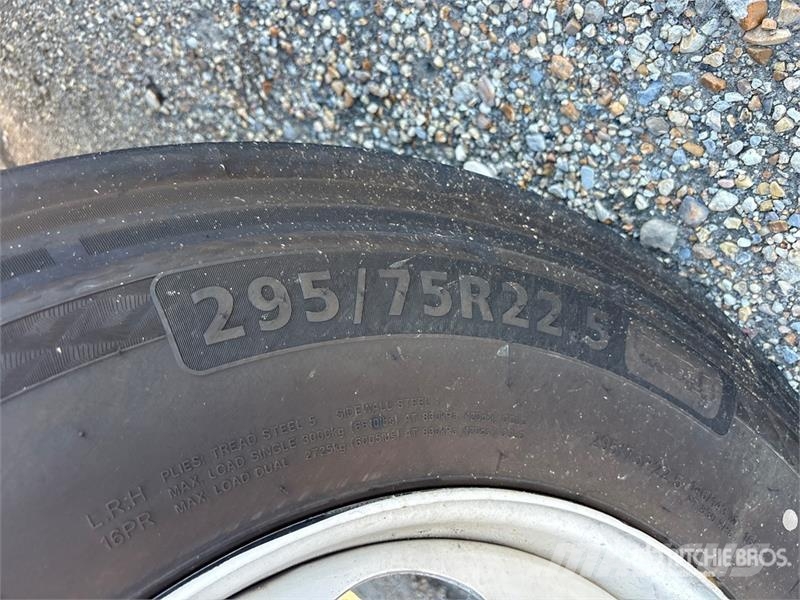 International MV607 4x2 Van Truck (Inoperable) Fast kasse