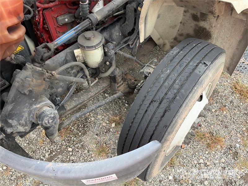 International MV607 4x2 Van Truck Camiones con caja de remolque