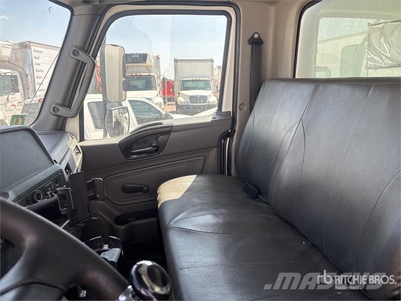 International MV607 4x2 Van Truck (Inoperable) Kofferaufbau
