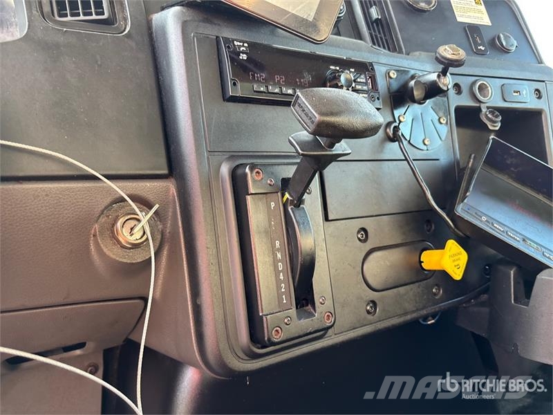 International MV607 4x2 Van Truck Fast kasse