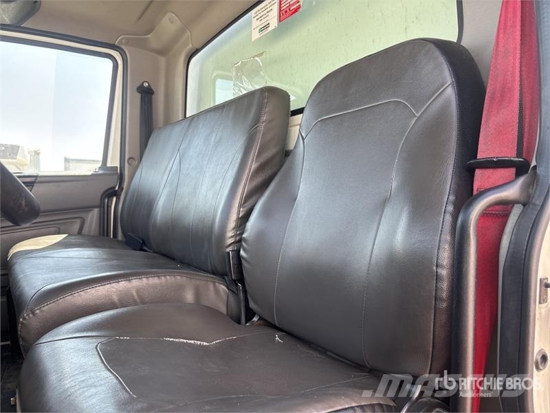 International MV607 4x2 Van Truck (Inoperable) Kofferaufbau