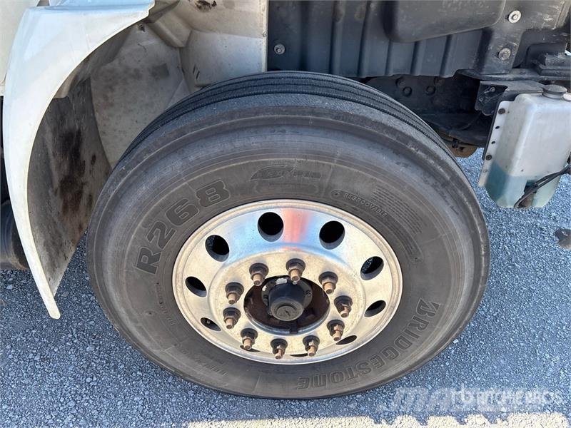 International MV607 4x2 Van Truck Tovornjaki zabojniki