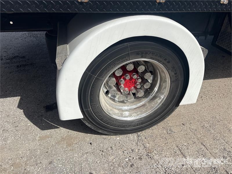 International MV607 4x2 Flatbed Truck Tovornjaki s kesonom/platojem