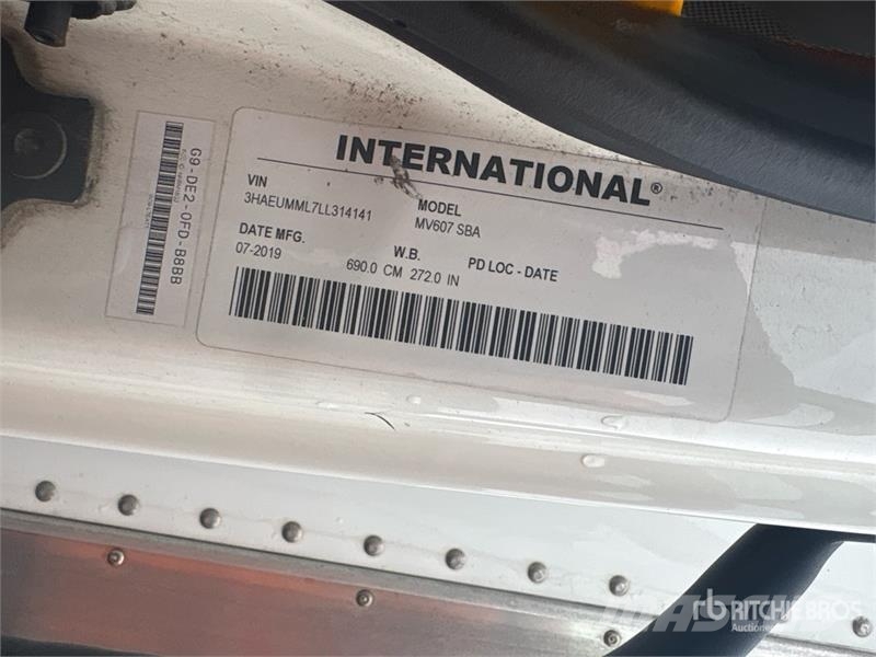International MV607 4x2 Van Truck Autocamioane