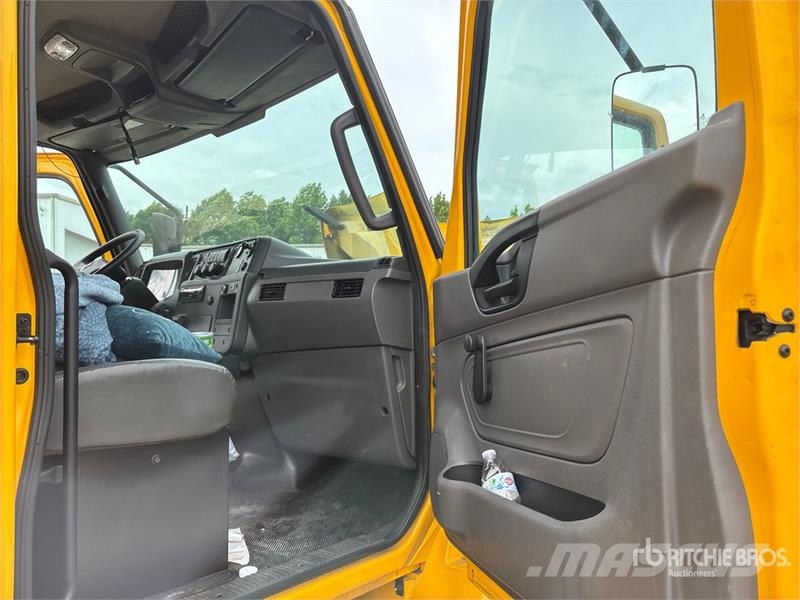 International MV607 4x2 Van Truck Tovornjaki zabojniki