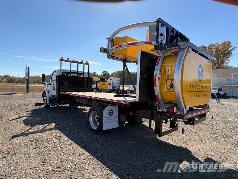 International MV607 4x2 Attenuator Truck Общински/универсални превозни средства