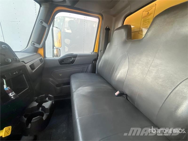 International MV607 4x2 Moving Van Truck Фургони