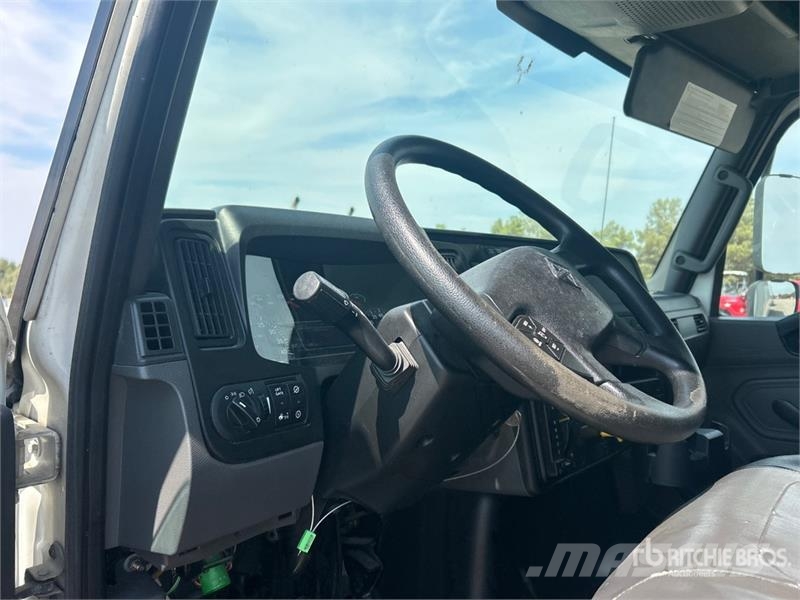 International MV607 4x2 Van Truck Umpikorikuorma-autot