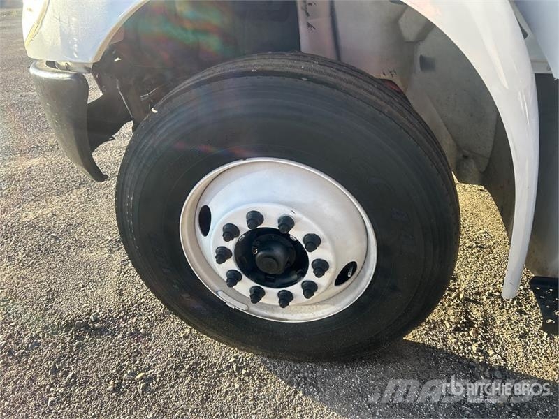 International MV607 4x2 Van Truck Skåpbilar
