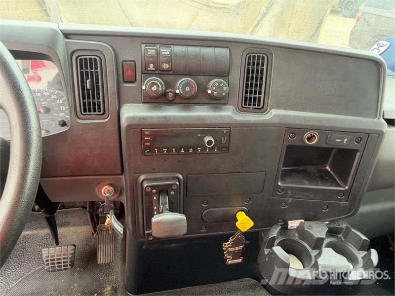 International MV607 4x2 Van Truck Camiones con caja de remolque