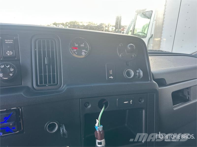International MV607 4x2 Moving Van Truck Фургони