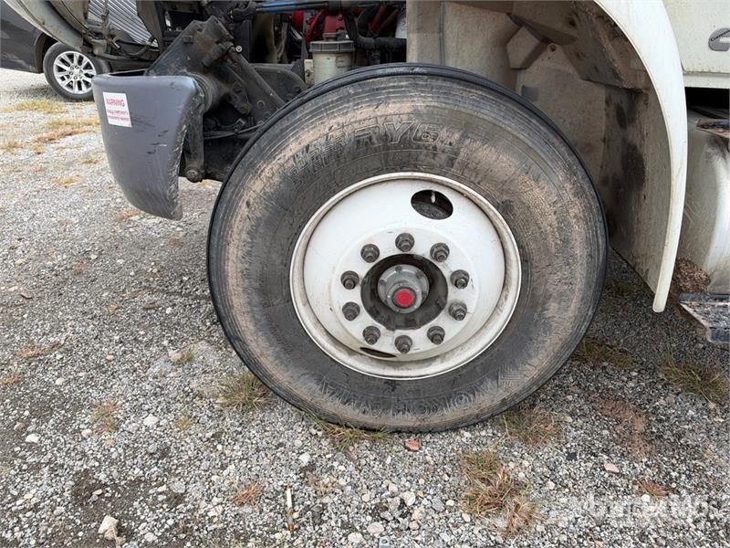 International MV607 4x2 Van Truck Camiones con caja de remolque