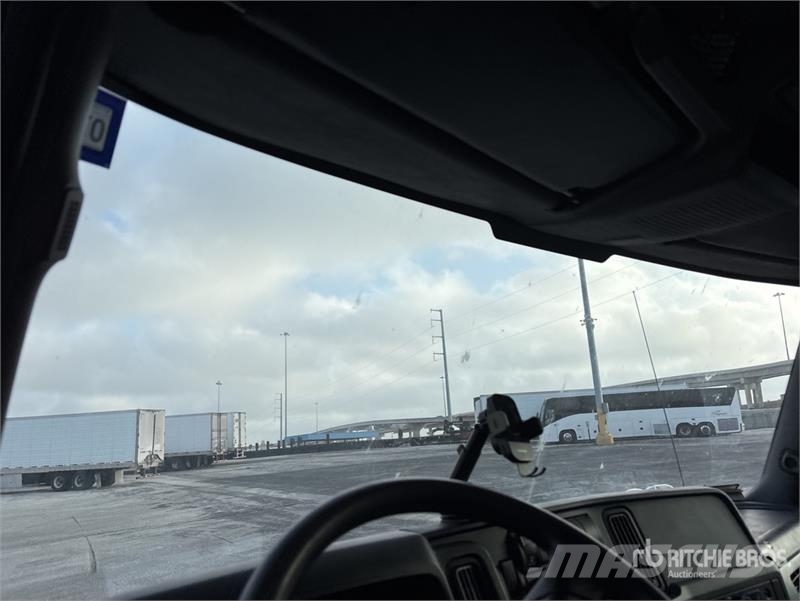 International MV607 4x2 Van Truck Umpikorikuorma-autot