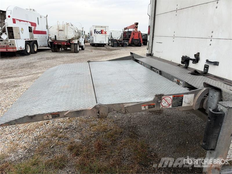 International MV607 4x2 Van Truck Camiones con caja de remolque