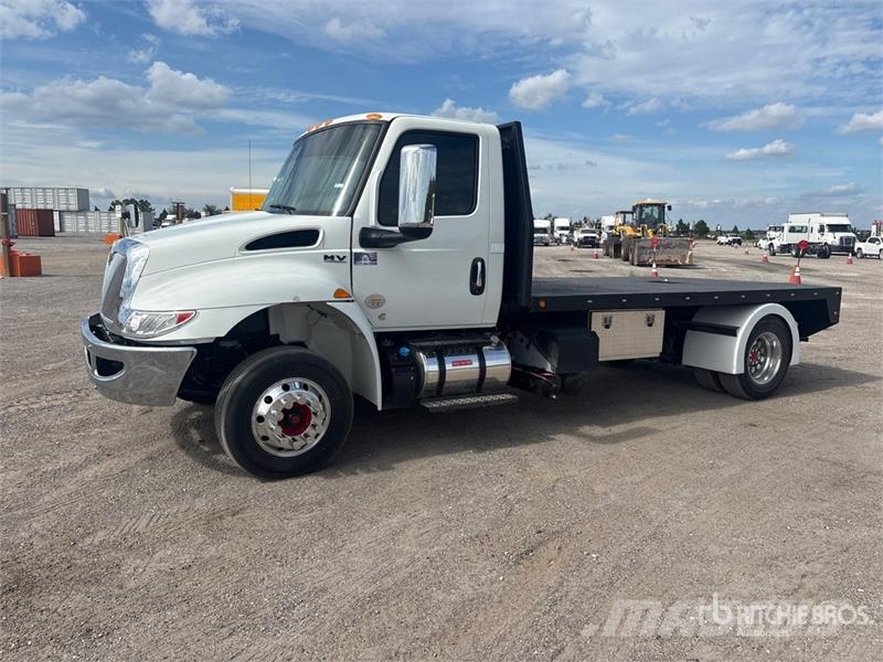 International MV607 4x2 Flatbed Truck Tovornjaki s kesonom/platojem