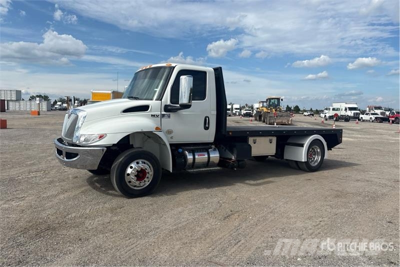 International MV607 4x2 Flatbed Truck Tovornjaki s kesonom/platojem