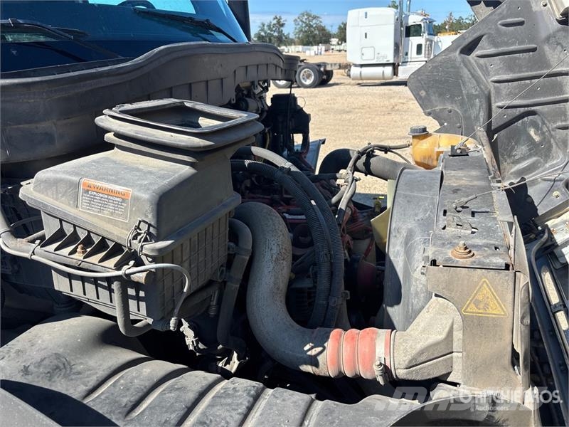 International MV607 4x2 Van Truck (Inoperable) Fast kasse