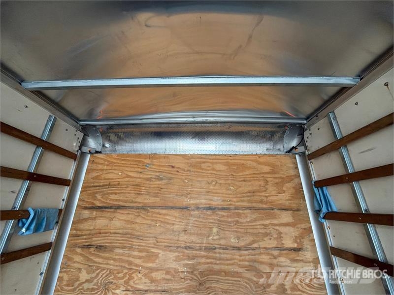 International MV607 4x2 Van Truck Camiones con caja de remolque
