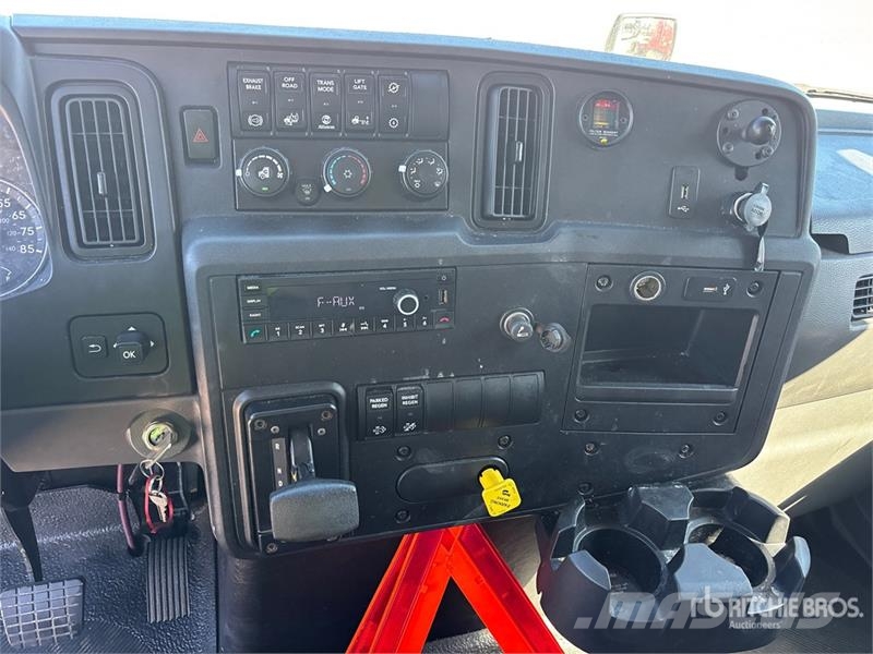 International MV607 4x2 Van Truck (Inoperable) Fast kasse