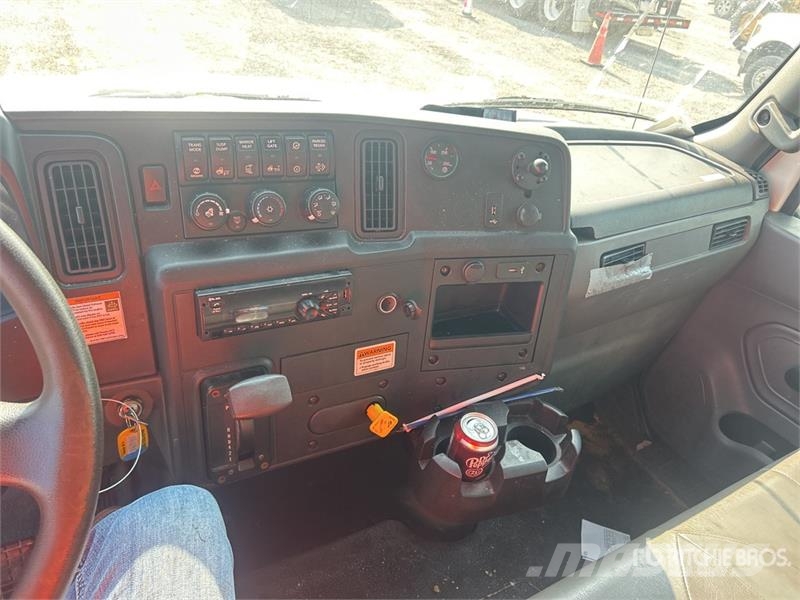 International MV607 4x2 Van Truck Camiones caja cerrada