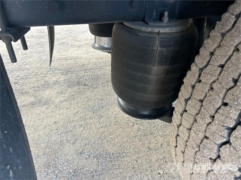 International MV607 4x2 Van Truck Camion cassonati