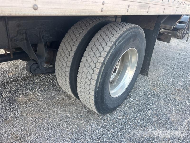 International MV607 4x2 Van Truck Camiones caja cerrada