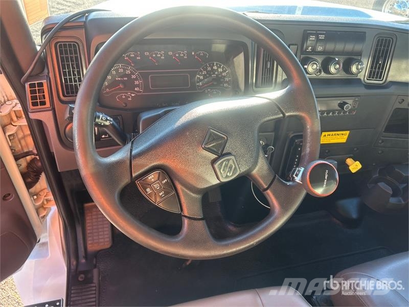 International MV607 4x2 Van Truck Skåpbilar