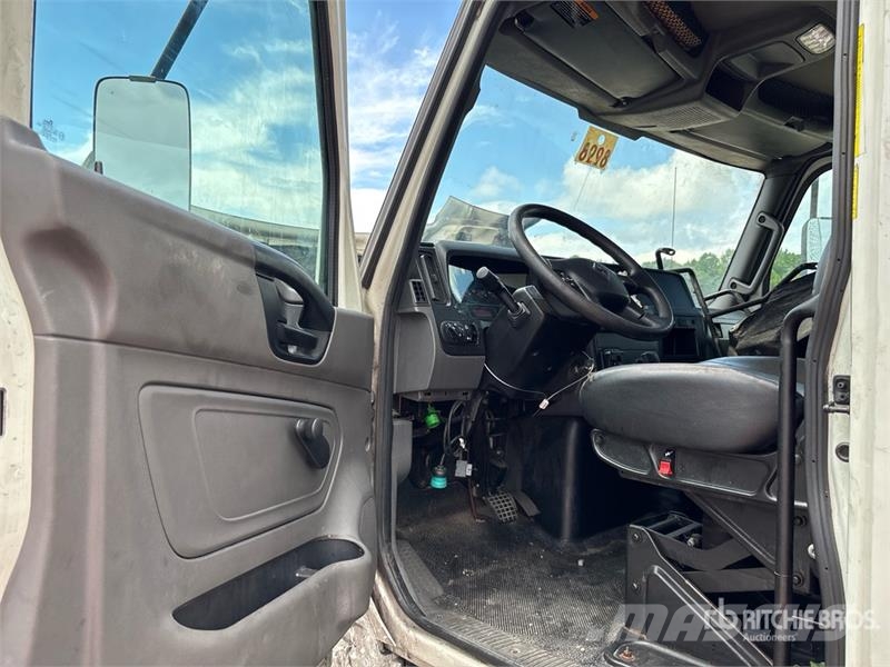 International MV607 4x2 Van Truck Umpikorikuorma-autot