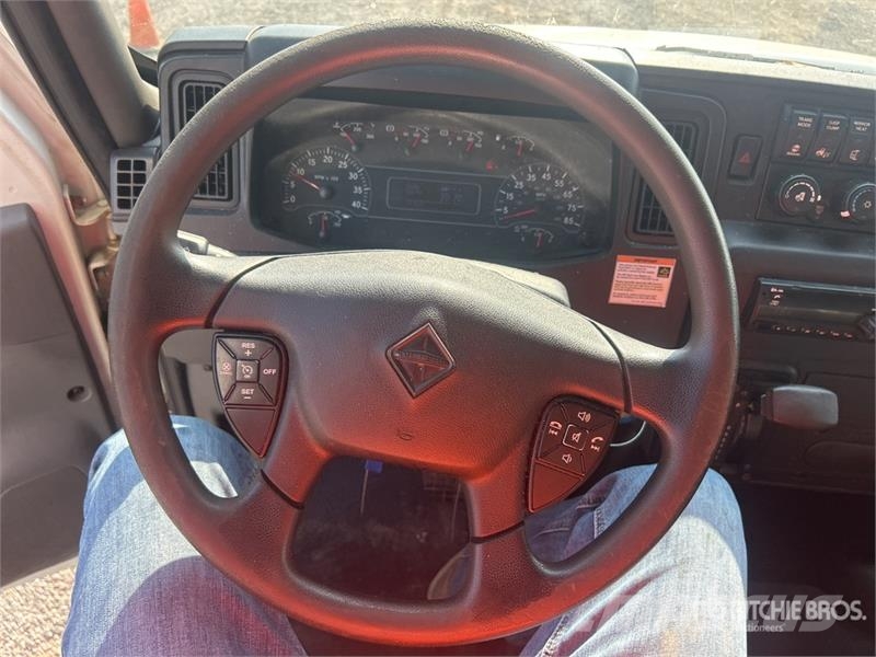 International MV607 4x2 Van Truck Camiones caja cerrada