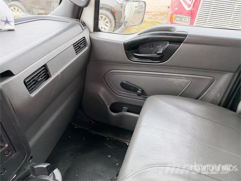 International MV607 4x2 Van Truck Camiones con caja de remolque