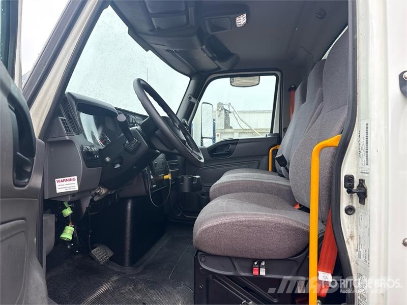 International MV607 4x2 Van Truck Autocamioane
