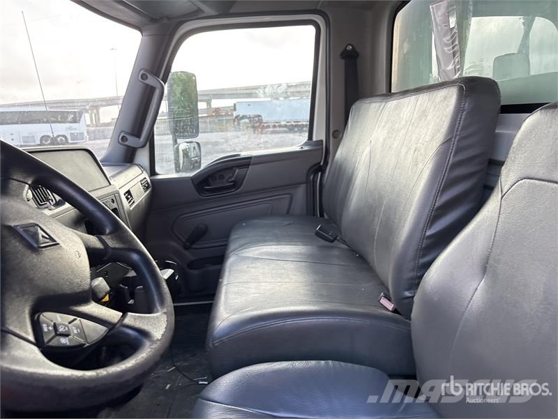 International MV607 4x2 Van Truck Umpikorikuorma-autot