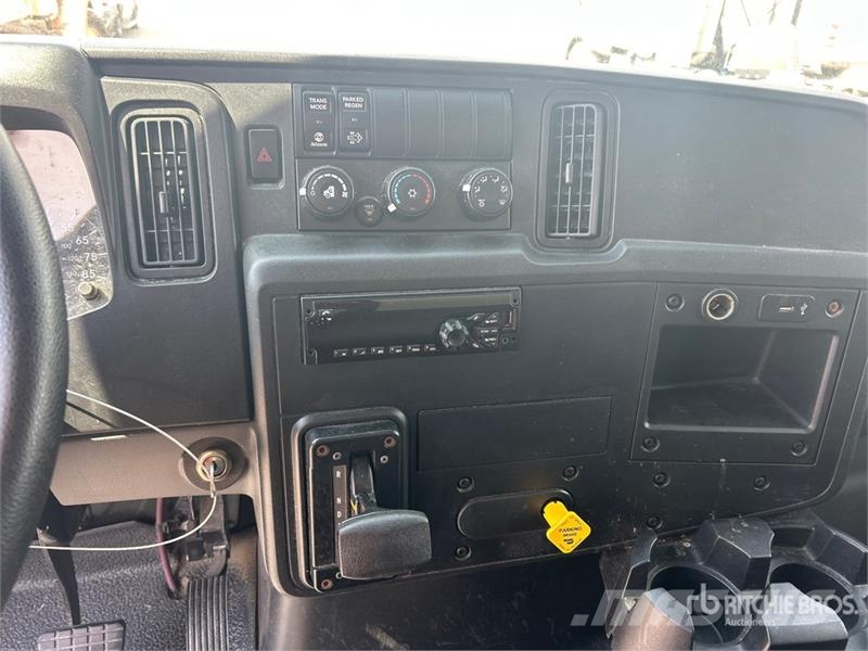 International MV607 4x2 Van Truck Umpikorikuorma-autot